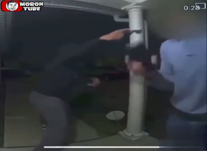 Video :Robbed in front of his house and threatened with a pistol